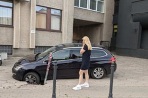 Kauno centre „Peugeot“ atsidūrė įgriuvoje: perspėjimai nepadėjo