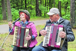 Šokėjai norėtų miesto valdžios dėmesio, o ji senoliams siūlo šokti ne šile, o pagrindinėse Kauno aikštėse