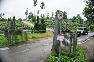 Vairuotojai įsigeidė važinėti net per kapines: skundžiasi, kad reikia nešti vandenį