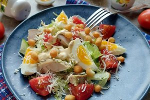 Salotos su kepta vištiena: paprasta, taupu ir gardu