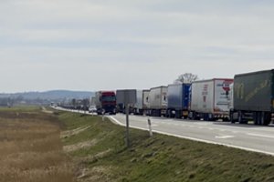 M. Skuodis negali žadėti, kad rytų pasienyje susidariusios vilkikų eilės sumažės: kontrolė gali tik griežtėti