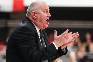 Pergalė už aikštės ribų: Virginijus Šeškus toliau treniruos Jonavos „CBet“ klubą