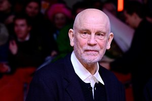 Holivudo įžymybė J. Malkovichius prabilo apie bičiulio netektį: „Mane labai sukrėtė“