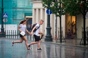 Temperatūra savaitgalį nekris, bet vietomis gaivins lietus: vienai Lietuvos daliai jo teks daugiau