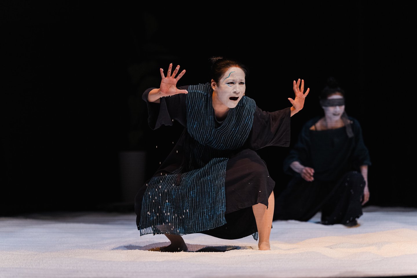 Shinehause Theatre (Taivanas) kūrėjai pristatė poetišką spektaklį "Bangų šnabždesys". Režisierius Po Yuan Chung.<br> D.Rimeikos nuotr.