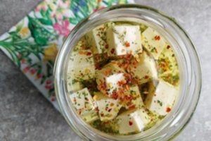 Marinuotas sūris salotoms: paruošite lengvai, valgysite tikrai gardžiai