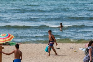 Gelbėtojai įspėja atsargiai elgtis prie vandens telkinių: skęstant svarbu giliai įkvėpti ir plaukti ant nugaros