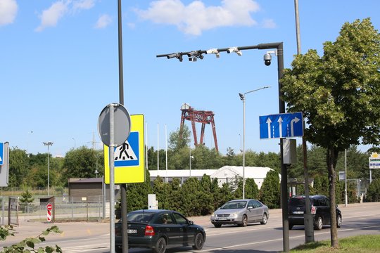 Sukčiai vasarą griebiasi kitokių būdų pavogti pinigus – tikrinkite net ir pranešimus apie pažeidimus kelyje