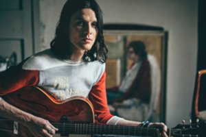 Istorinis muzikos įvykis: Į Vilnių jau atvyko britų roko žvaigždė Jamesas Bay