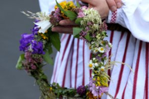 Mama nemokamai dalijasi savo sukurtu leidiniu, kaip apie Jonines papasakoti vaikams