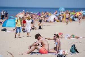 Lietuviai masiškai traukia į pajūrį atšvęsti Joninių: vežėjai paleido didesnius autobusus, viešbučiai – pilnutėliai