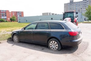 Likimo valiai paliktas automobilis trukdo asfaltuoti gatvę: stengiasi surasti šeimininką