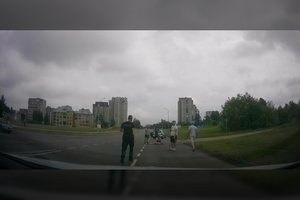 Alytaus policija paviešino įrašą, kaip pareigūnas išgelbėjo „VW Golf“ parblokštos mergaitės gyvybę