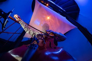 Siūlo pramogas keisčiausiose vietose – sraigtasparnių nusileidimo erdvėje, Taksi parke ar vaikų aikštelėje