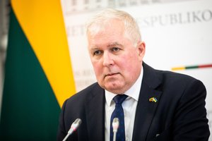 A. Anušauskas sako, kad Lietuva akylai stebi situaciją Rusijoje: esant poreikiui, gali būti keliamas kariuomenės parengties lygis