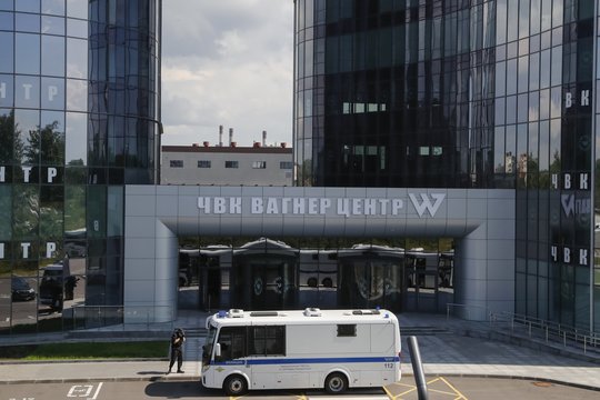  Rusijos FSB pareigūnai Sankt Peterburge įsiveržė į „Wagner“ būstinę.<br> EPA-ELTA nuotr.