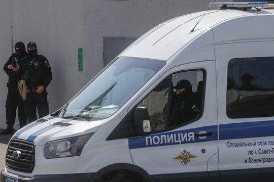  Rusijos FSB pareigūnai Sankt Peterburge įsiveržė į „Wagner“ būstinę.<br> EPA-ELTA nuotr.