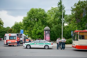 Girto vyro „Mercedes-Benz“ Vilniuje trenkėsi į troleibusą, per avariją sužeista automobilio keleivė