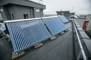 Nukritus elektros kainoms svarsto, ar vis dar verta investuoti į saulės jėgainę