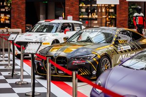 Neeilinė proga pasižvalgyti: Kaune atidaryta unikali lenktyninių automobilių ir motociklų paroda