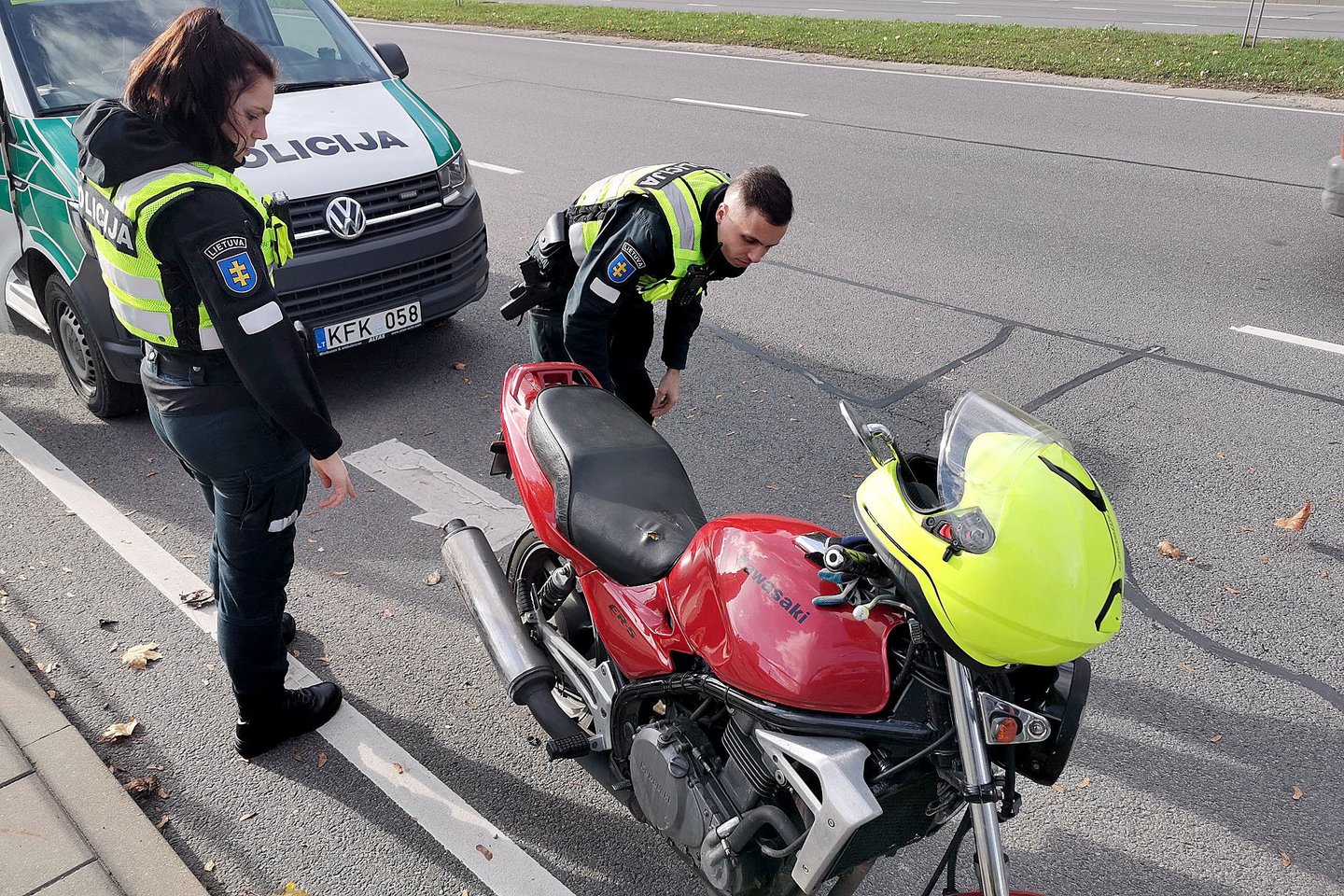 Policininkai apžiūrinėja motociklą.<br>R.Danisevičiaus asociatyvi nuotr.
