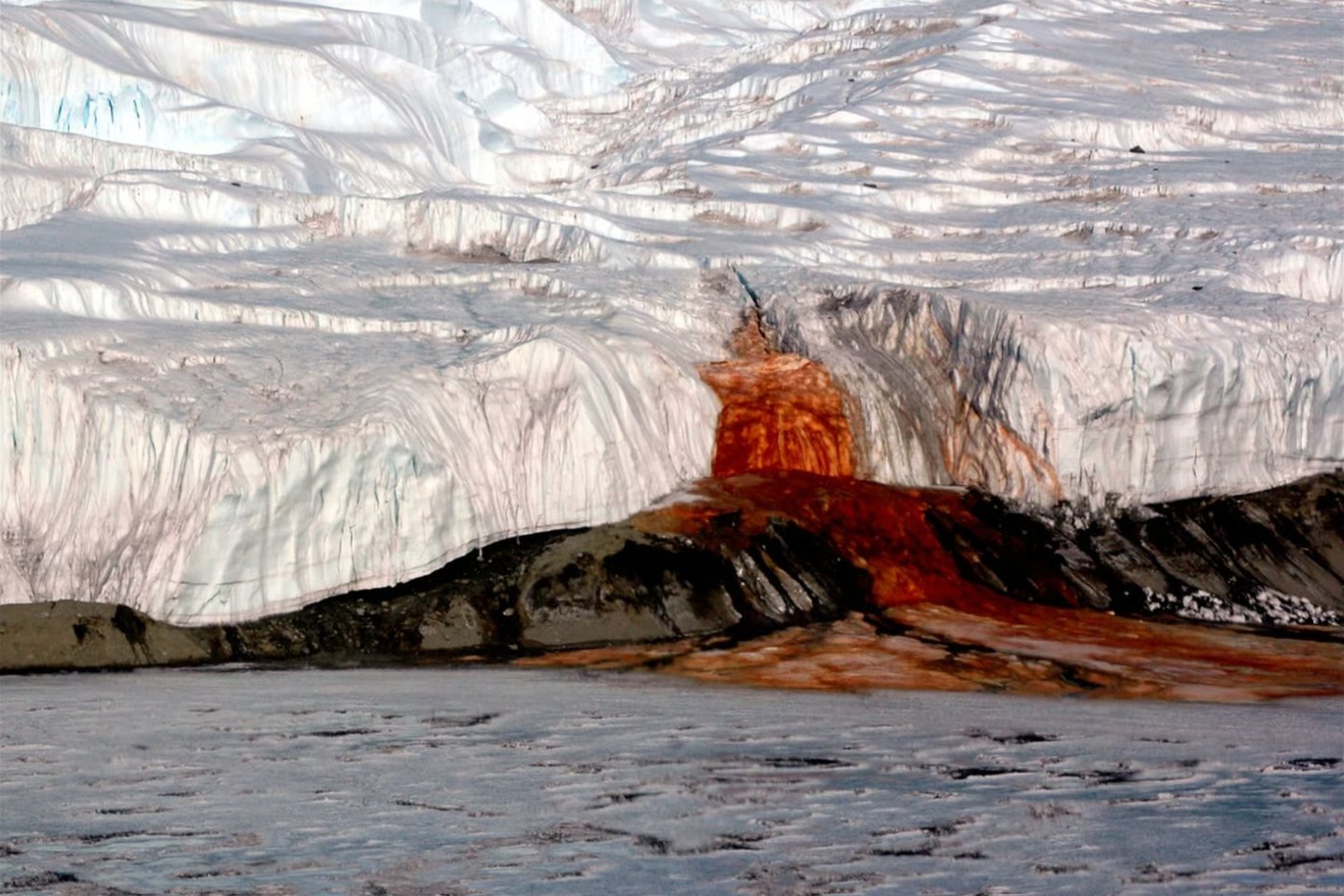 Mokslininkų komanda teigia išsprendusi ilgai tvyrojusią paslaptį, kodėl krioklio vanduo yra raudonos spalvos.<br>Peterio Rejceko nuotr.