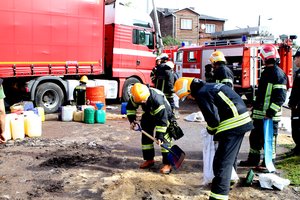 Prakiurusį vilkiko kuro baką pastebėjo per vėlai: gatvėmis tekėjo dyzelino upė