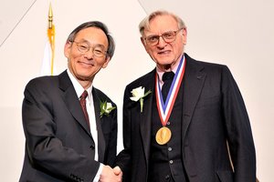 100 metų sulaukęs mirė Nobelio premijos laureatas, ličio akumuliatorių išradėjas J. Goodenough