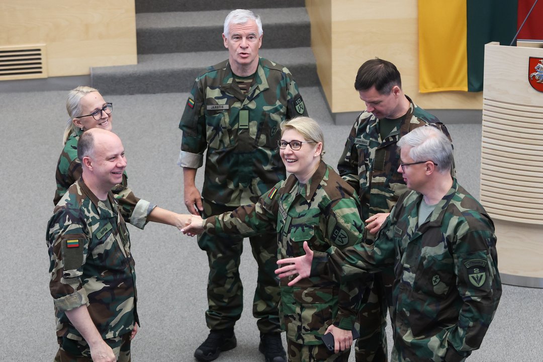 Dalis Seimo narių į posėdį atvyko pasipuošę šaulių uniformomis.<br>R.Danisevičiaus nuotr.