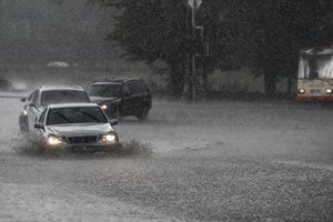 Pasiruoškite – į Lietuvą atkeliauja gausi lietaus porcija: praneša, kur gali iškristi net pusė mėnesio kritulių normos