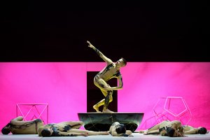 „Pasaulio sutvėrimo“, kurio pagrindinis veikėjas – Dievas, premjeros nesugadino prasivėręs dangus