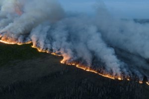 Pragariški gaisrai Kanadoje toliau liepsnoja ir pabaigos nematyti: dūmai jau pasiekė Europą