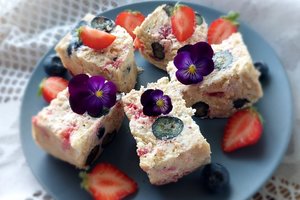 Gaivus varškės „Tinginys“ su uogomis ir sutirštintu pienu tiks ir kasdienai, ir švenčių stalui