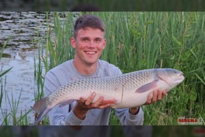 Rokiškėnas iš nuosavo tvenkinio ištraukė įspūdingo dydžio amūrą: užkibo ant paprasčiausio slieko