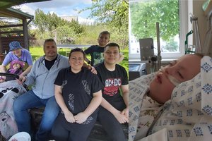 Daugiavaikei šeimai teko priimti lemtingą sprendimą: sunkiai serganti dukrytė atsidūrė ties riba