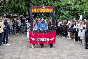 Metų „pertrauka“ po mokyklos – šuolis į viršų ar žingsnis atgal? Ekspertai turi savo paaiškinimą