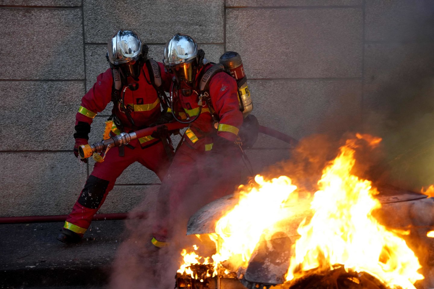  Prancūzijos gaisrininkai.<br> AFP/Scanpix asociatyvi nuotr.