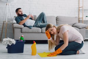 Atskleidė vyrų sąmokslą prieš moteris: tyčia apsimeta nemokantys atlikti buities darbų