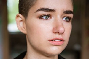 Tėvai pašiurpę: mokykla slapta nuo jų leido paauglei vartoti lytį keičiančius hormonus