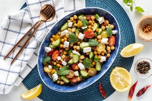 Agurkų, pomidorų ir avinžirnių salotos su feta: gaivu, gardu ir vasariška