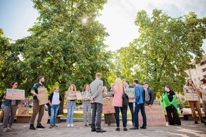 Prie Seimo – protestas prieš naktinių taikiklių įteisinimą medžioklėje: ragina neleisti miško paversti skerdykla
