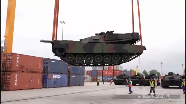 Lenkija didina karinius pajėgumus: gauti pirmieji „Abrams“ tankai ir skelbia apie „Patriot“ pirkimą