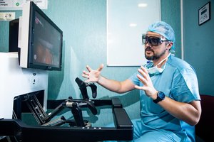 Santaros klinikose prasideda robotinės chirurgijos era: preciziškas tikslumas ir mažiau komplikacijų pacientams