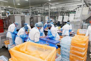 Būkite atsargūs – užkrėstos paukštienos kiekiai auga: šie tiekėjai yra po didinamuoju stiklu