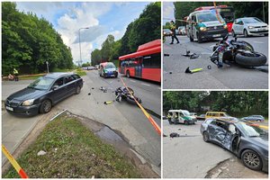 Siaubingas susidūrimas Vilniuje: sužeisti du žmonės, automobilį ir motociklą – tik išmesti