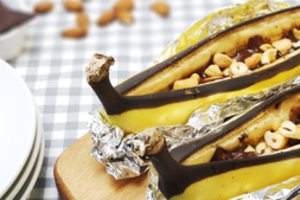 Ant grotelių kepti bananai su riešutais ir šokoladu: desertas, dėl kurio sąžinė negrauš