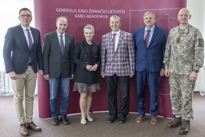 Nuo rugsėjo trijų Vilniaus gimnazijų moksleiviai pradės mokytis pagal Jaunojo kariūno-lyderio programą