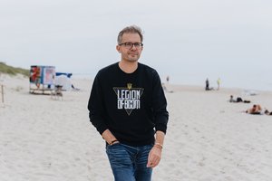 Vasaromis sostinę į pajūrį iškeitęs A. Tapinas ruošiasi stoti už didžėjaus pulto: „Tai yra tas vakarėlis, kai tikrai gali durniuoti“