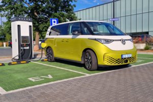 Kelionės elektromobiliu: ar jau galima išvykti iš savo kiemo? 