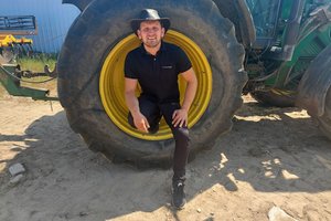 Piloto licenciją turintis Kazimieras nutūpė Raseinių raj. – nori pasiekti, kad didžiuliame ūkyje užtektų vieno žmogaus